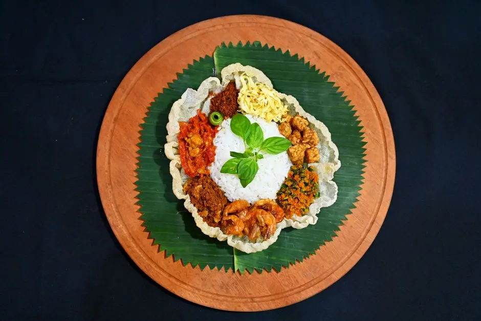 Sarapan khas dengan nasi, lauk berbumbu, dan kopi lokal