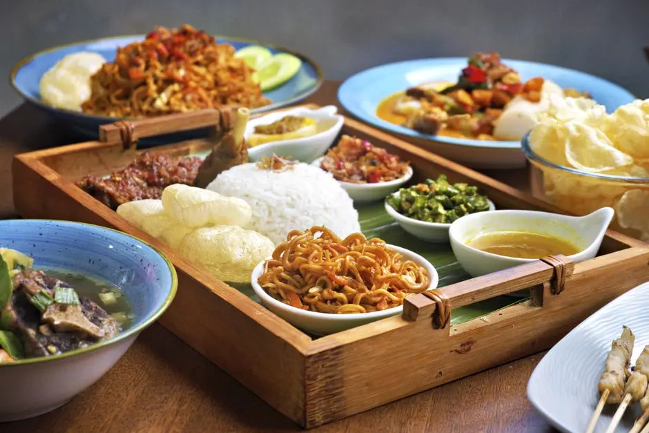 Kuliner kaki lima dengan lauk berbumbu dan sambal terpisah