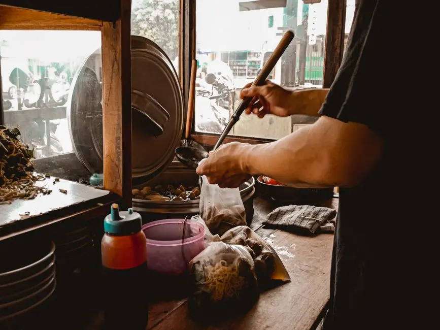 Warung kuliner lokal dengan hidangan khas Tomohon